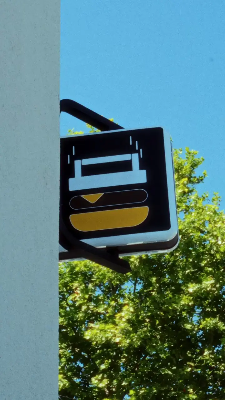 Standbild aus dem Video: Ein Pastirma Burger wird auf der Platte belegt